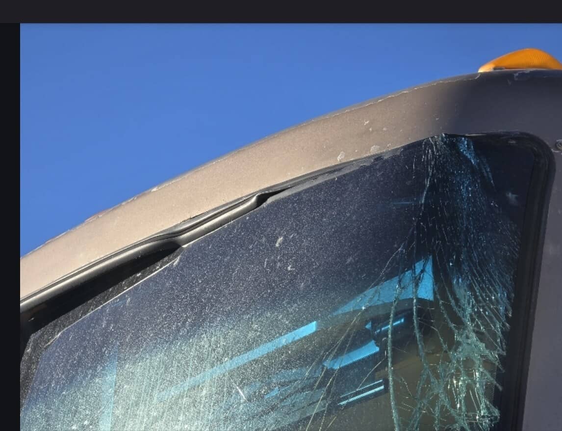 P{opped Out Windshield Newmar (1)